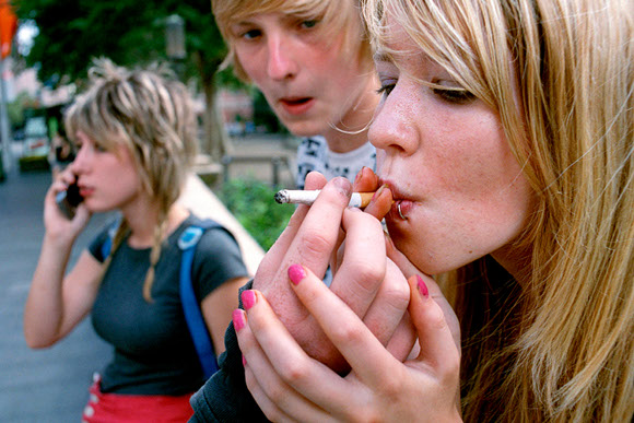 Fumo, tra donne e uomini è quasi parità