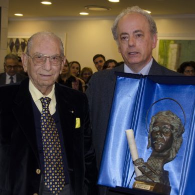 Il Presidente CAO Marcone consegna il Premio Sant’Apollonia a Girolamo Pappalardo