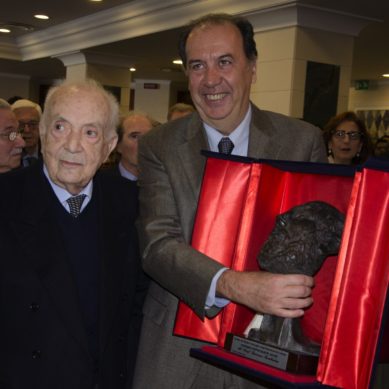 Il Presidente Piazza consegna il Premio Ippocrate a Giacomo Tamburino