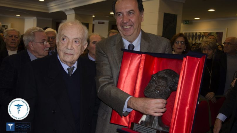 Il Presidente Piazza consegna il Premio Ippocrate a Giacomo Tamburino