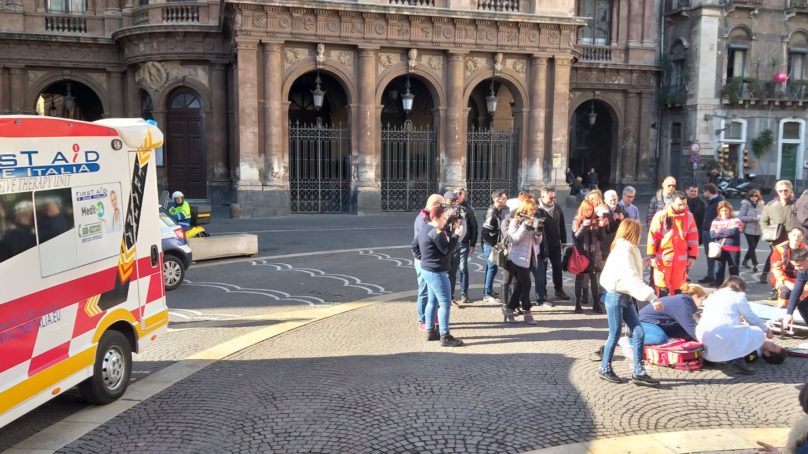 Simulazione d’intervento per il defibrillatore in Piazza Teatro Massimo