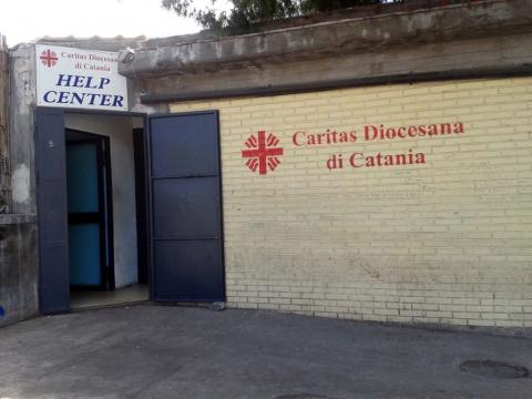 Coronavirus, non si ferma l’aiuto ai senzatetto della Caritas