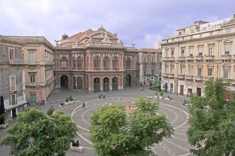 Defibrillatore ricollocato in Piazza teatro Massimo