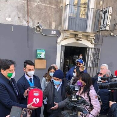 Riposizionato il defibrillatore in Piazza teatro Massimo